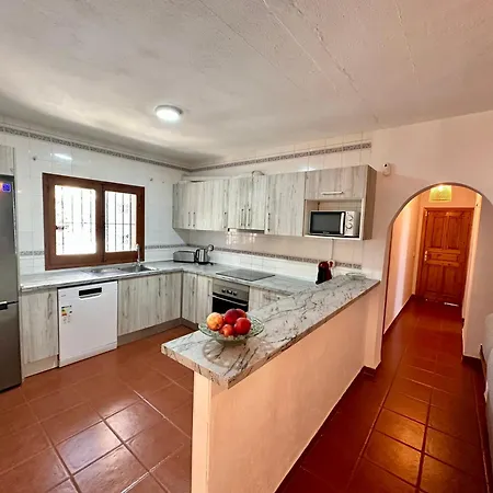 In Playa Den Bossa & Ibiza Town 7min, Bbq Villa *